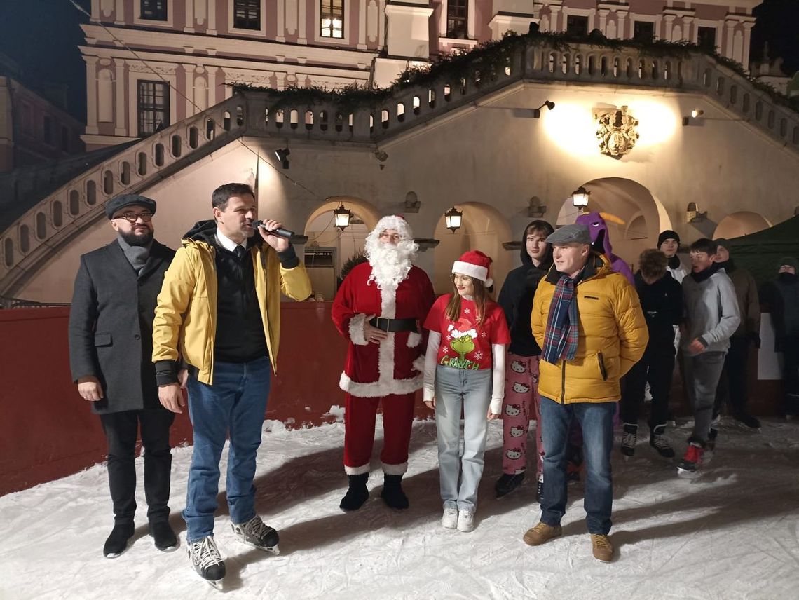 6 grudnia otwarto lodowisko w Zamościu.