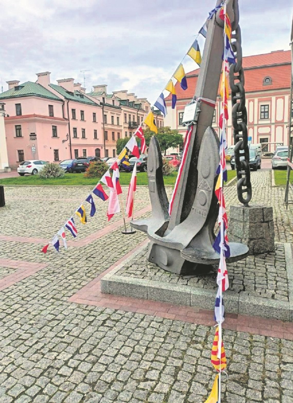 Tak przyozdobiona kotwica na Rynku Solnym wzbudza duże zainteresowanie wśród zamościan i turystów.