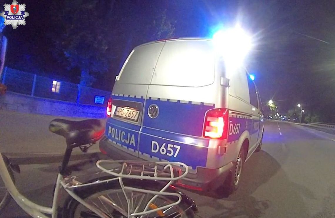 Zamość: Matka z córką pijane jechały rowerami, aż jedna zrobiła sobie krzywdę. Interweniowały służby Zamojscy policjanci interweniowali na jednej z ulic po tym, jak 35-letnia rowerzystka zgłosiła, że jej matka przewróciła się na rowerze i krwawi.