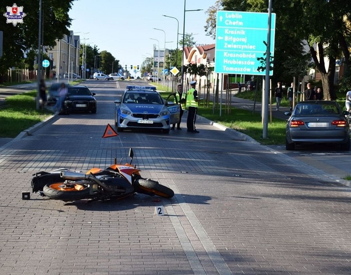 Zamość: Motocyklista najechał na tył BMW. Trafił do szpitala