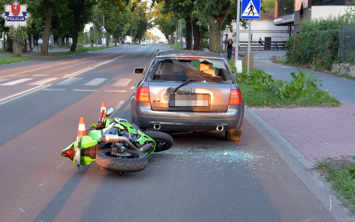 Zamość: Motocyklistka uderzyła w tył audi. 33-latka trafiła do szpitala W Zamościu kierująca motocyklem 33-latka nie zachowała bezpiecznej odległości za stojącym przed przejściem audi i uderzyła w tył auta.