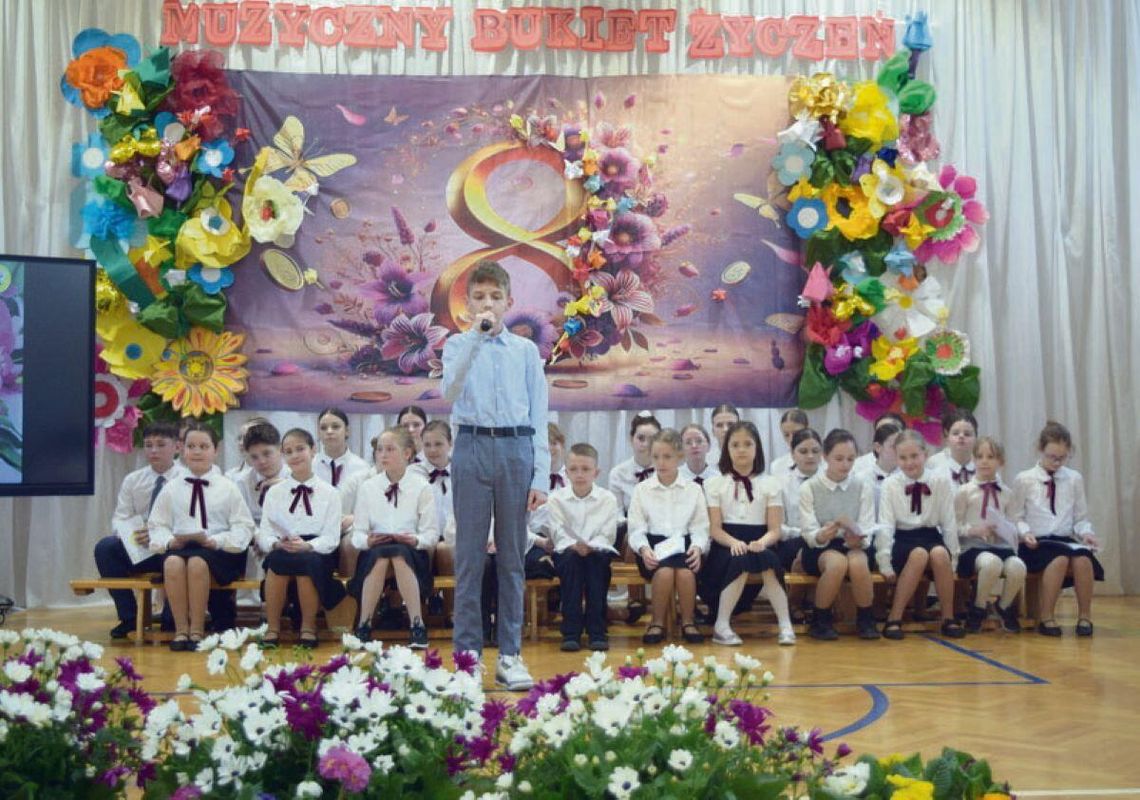 Z okazji Dnia Kobiet w Szkole Podstawowej nr 7 z Oddziałami Integracyjnymi w Zamościu odbył się 12 marca niezwykły koncert „Muzyczny Bukiet Życzeń”.