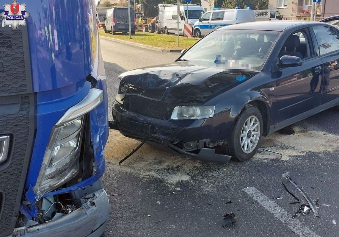 Kierująca Audi skręcając w lewo na skrzyżowaniu, uderzyła w jadące z naprzeciwka Volvo.