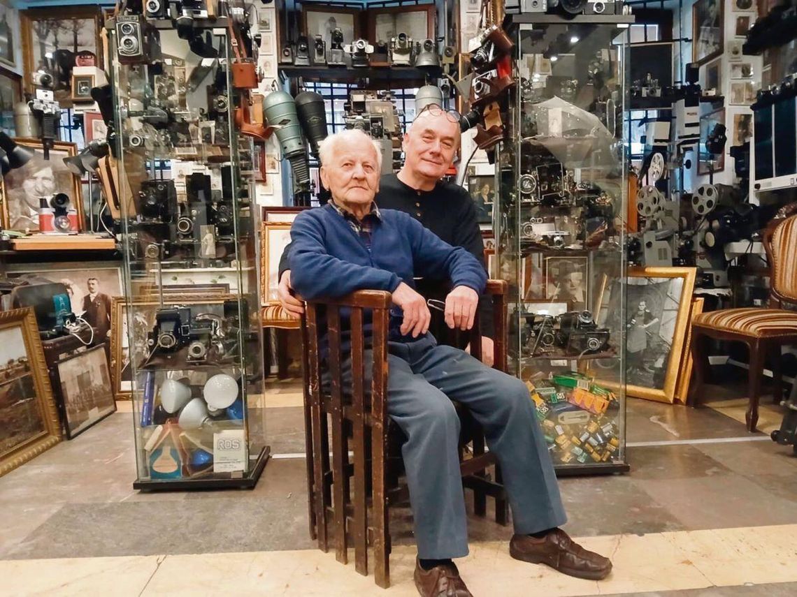 Mieczysław Wańczyk przekazał mebel w depozyt Adamowi Gąsianowskiemu (obaj na zdjęciu), który z dumą prezentuje go w Muzeum Fotografii.