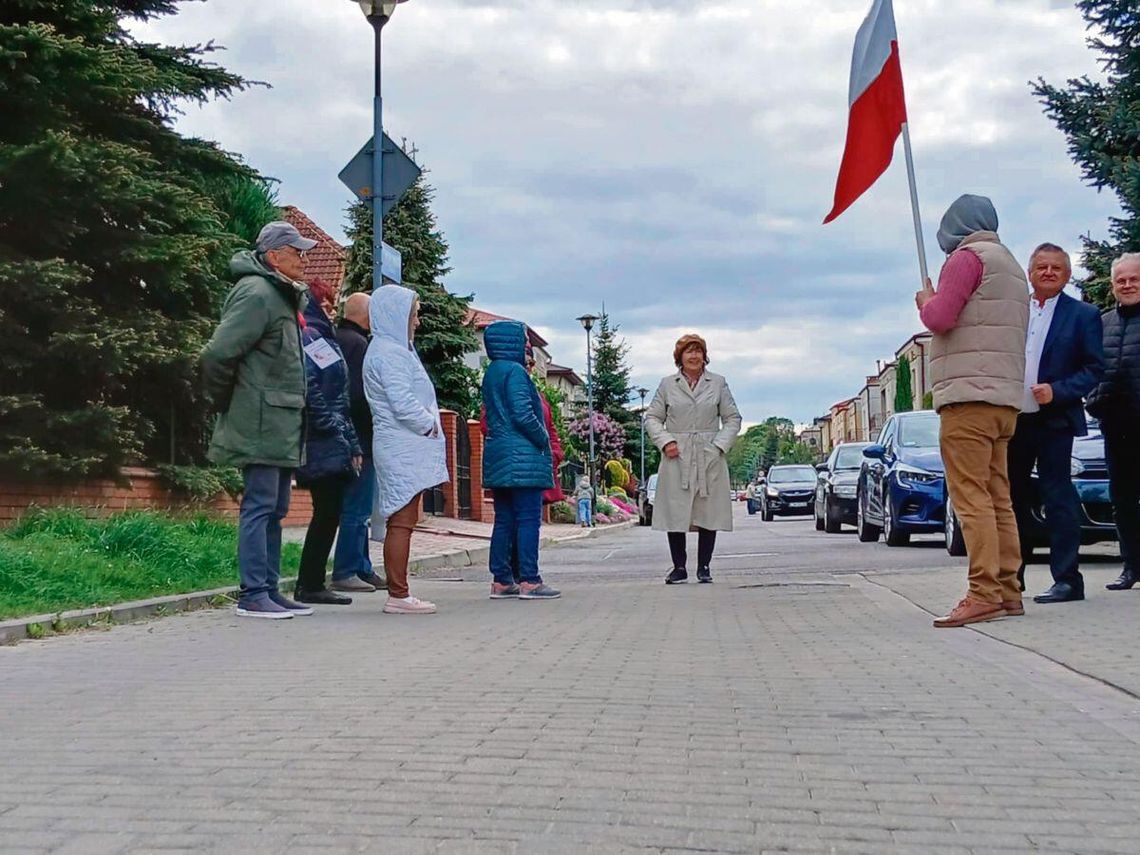 Zamość: Na ulicy św. Brata Alberta bez zmian. Miasto nie godzi się na ruch jednokierunkowy 9 maja mieszkańcy ul. Św. Brata Alberta przez dwie godziny blokowali przejazd na tej ulicy w proteście przeciwko wprowadzeniu tam ruchu dwukierunkowego.