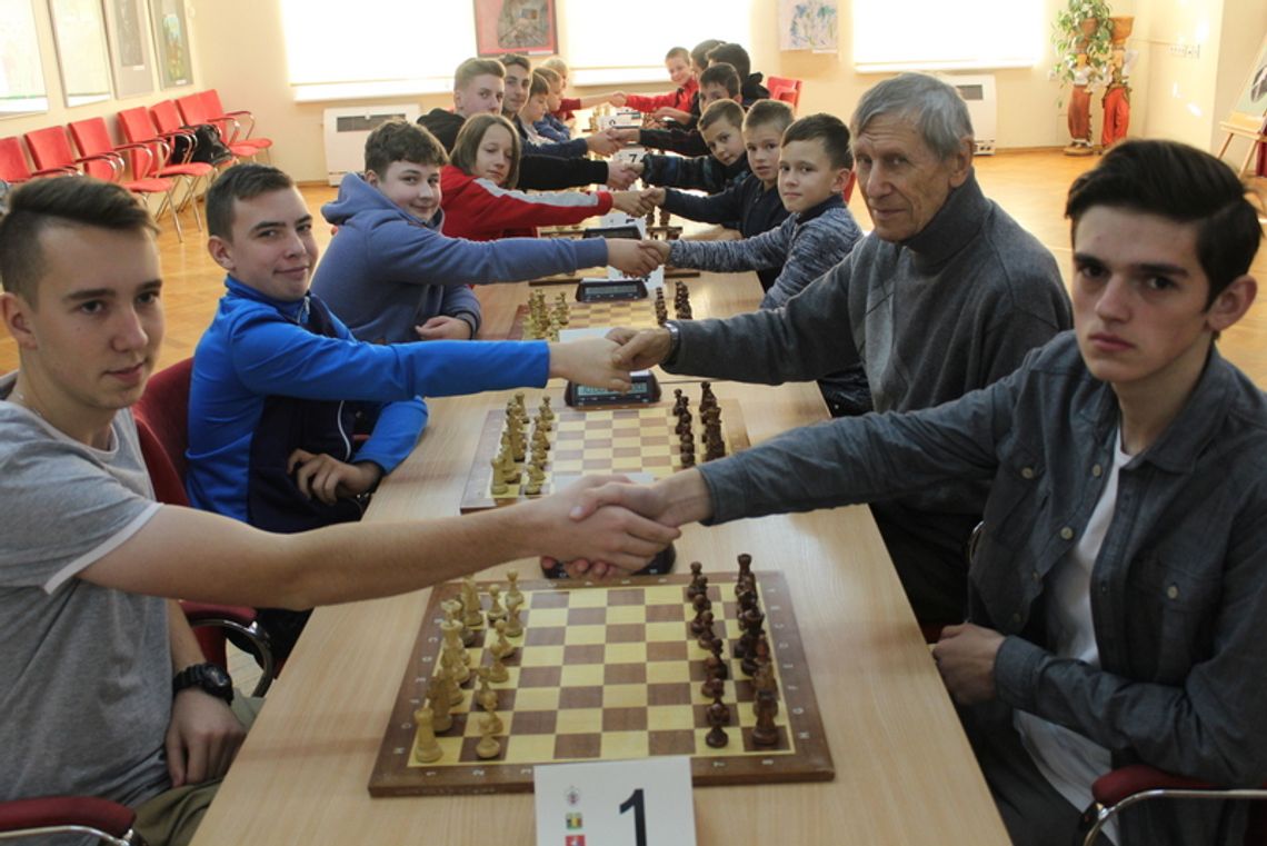 Zamość: Nasi pokonali Ukraińców. Turniej szachowy w MDK