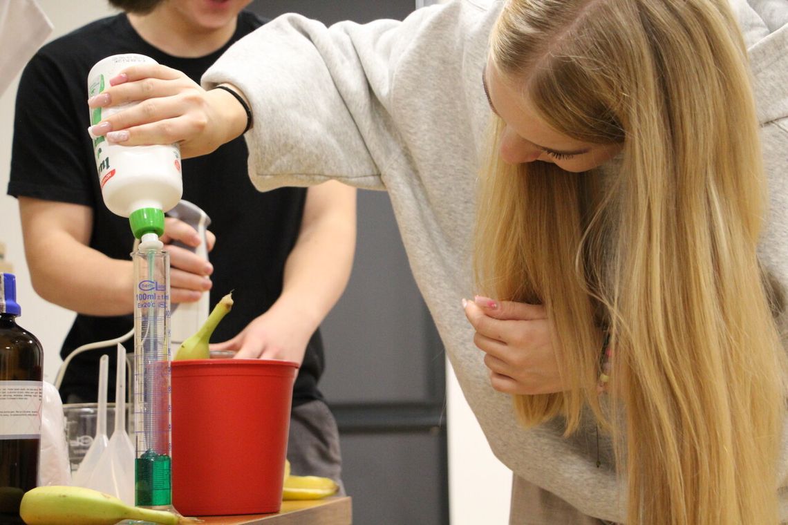 W trakcie Lubelskiego Festiwalu Nauki 2025 w Akademii Zamojskiej można było odkryć sekrety matematyki, poznać sposoby zdrowego odżywiania, podyskutować o współczesnych zagrożeniach militarnych, a także zbadać grupę swojej krwi.