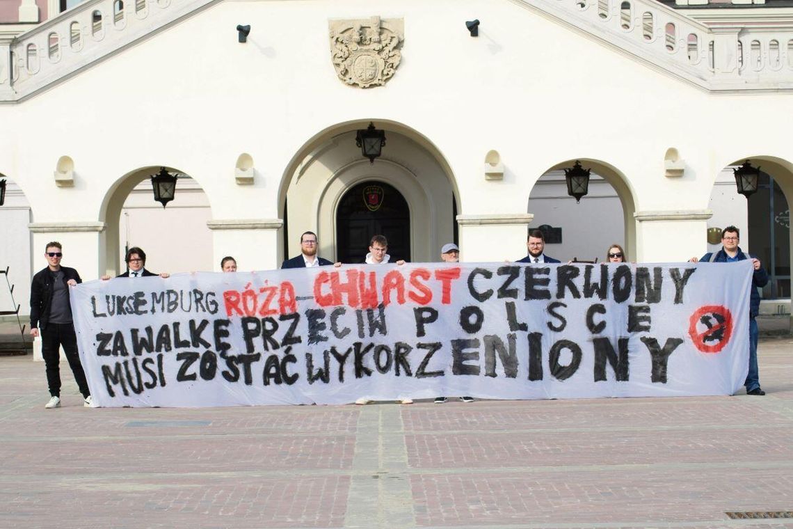 Organizatorzy akcji podkreślają, że Róża Luksemburg była „wrogiem polskiej niepodległości”. Fot. Klub Konfederacji Zamość