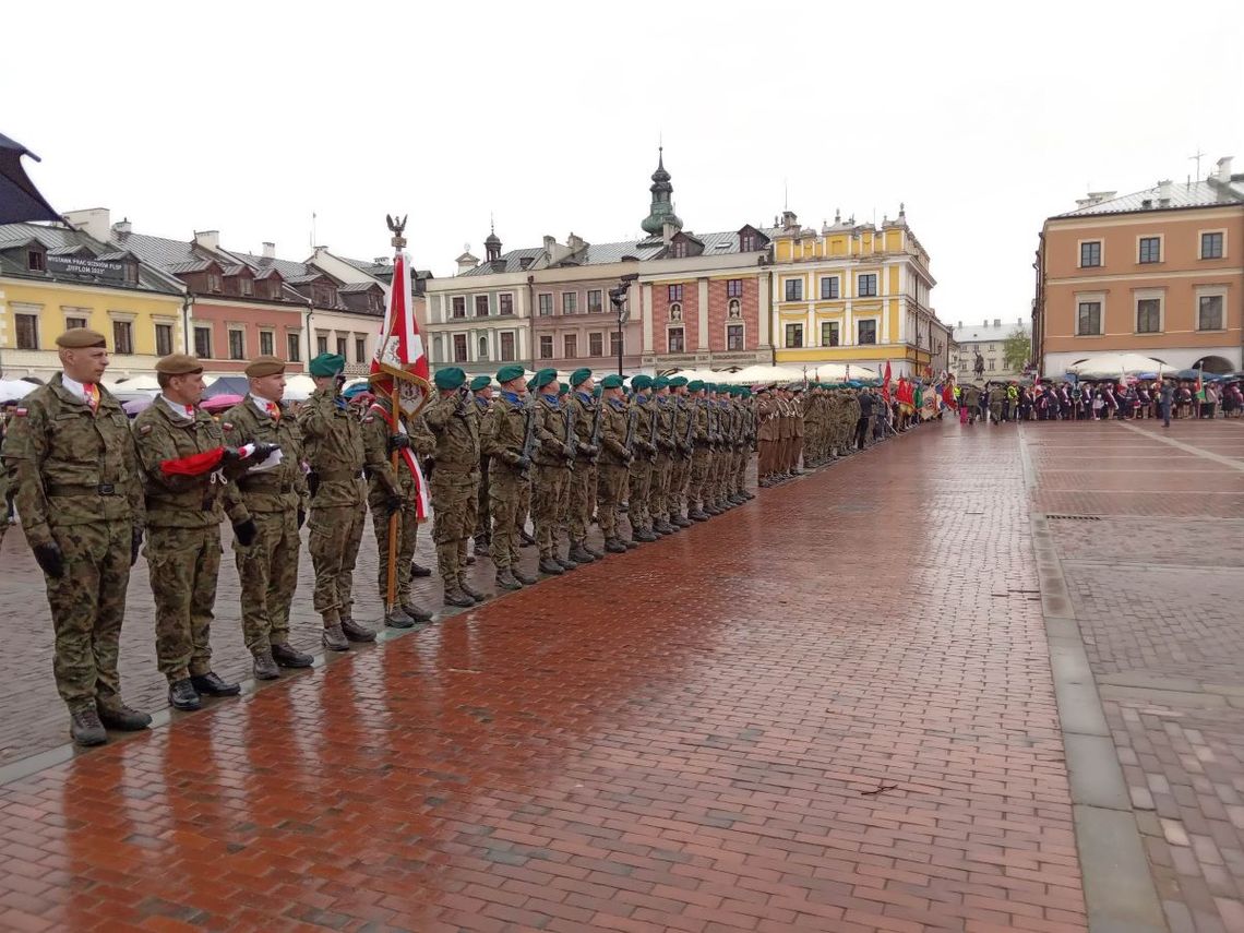 Manifestacja patriotyczna z ceremoniałem wojskowym na Rynku Wielkim w Zamościu.