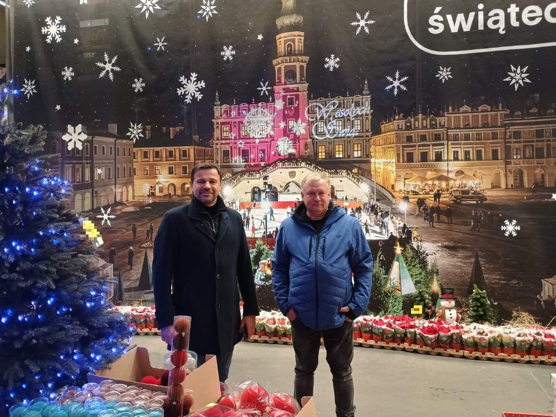 Prezydent Zamościa Rafał Zwolak i fotograf Henryk Andrzejewski na tle dekoracji świątecznej w Castoramie.