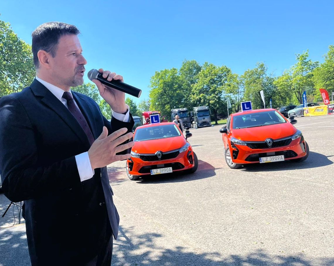 Centrum Kształcenia Zawodowego nr 1 w Zamościu otrzymało dwa nowe samochody Renault Clio, które będą służyć około 60 uczniom rocznie do bezpłatnej nauki jazdy.