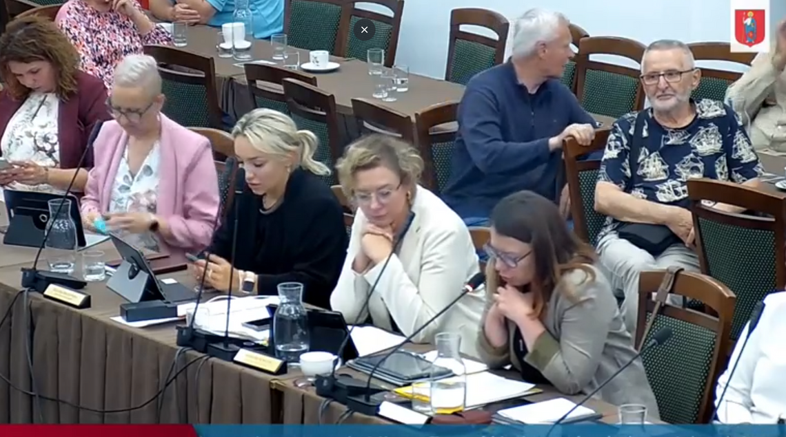 Zamość: Obywatelski projekt ws. ewentualnego lokowania nielegalnych imigrantów nie przeszedł. Będzie sesja nadzwyczajna Obywatelski projekt uchwały w sprawie „wyrażenia stanowiska w przedmiocie ewentualnego lokowania na terenie Miasta Zamość imigrantów, którzy nielegalnie przekroczyli granice RP i UE” znalazł się w porządku obrad poniedziałkowej sesji (30 czerwca).