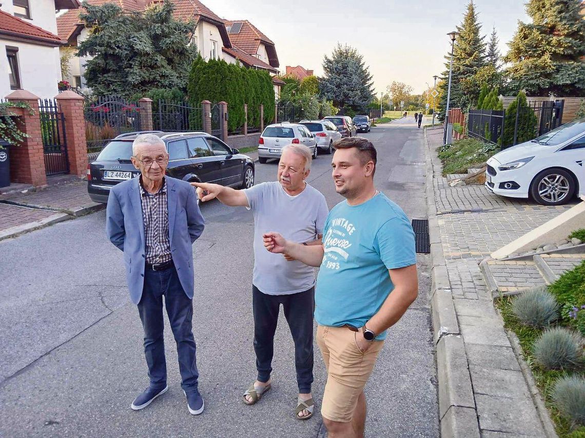 Z mieszkańcami Zamościa spotkaliśmy się 18 września późnym popołudniem, a więc po tzw. szczycie. W ciągu kwadransa minęło nas slalomem – z uwagi na zaparkowane auta i brak chodnika – ponad 20 pojazdów i kilkunastu pieszych.