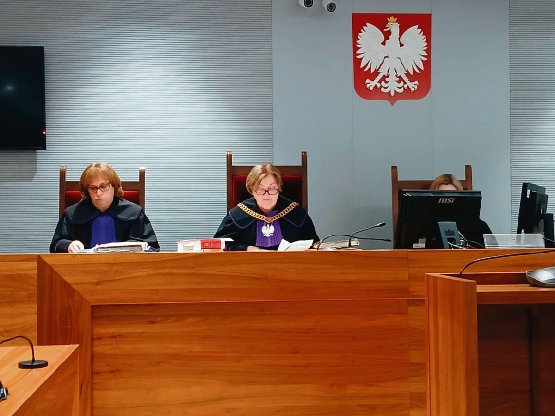 Zamość: Od maseczki do czynnej napaści na funkcjonariuszy. Rodzeństwo pójdzie do więzienia Zamość Sąd Okręgowy w Zamościu utrzymał w mocy zaskarżony wyrok. To oznacza, że Mateusz K. ma spędzić w więzieniu rok i dwa miesiące, natomiast dla jego siostry pobyt za kratkami ma być o miesiąc krótszy. To sądowy finał głośnej interwencji policjanta i strażnika miejskiego w zamojskiej galerii hand