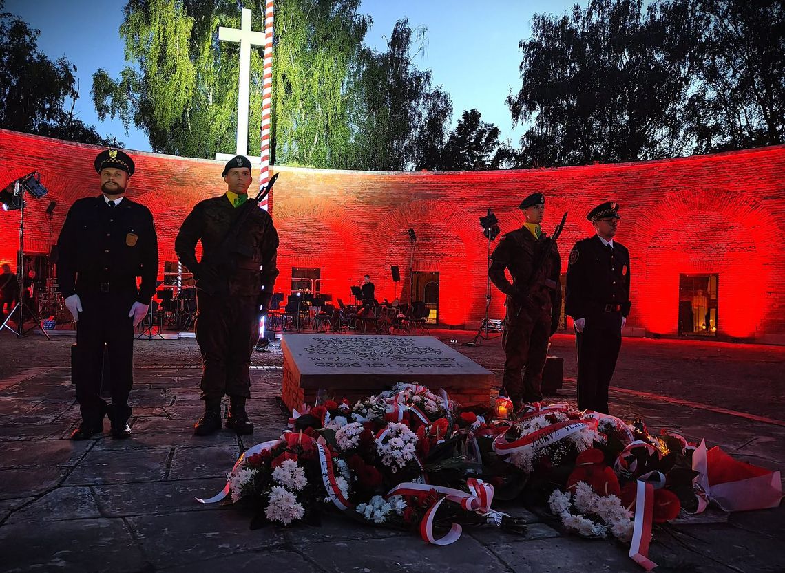 Zamość oddał hołd ofiarom. 87. rocznica wybuchu II wojny światowej W uroczystościach uczestniczyli m. in. przedstawiciele władz miasta Zamość, gminy i powiatu, a także harcerze i poczty sztandarowe.