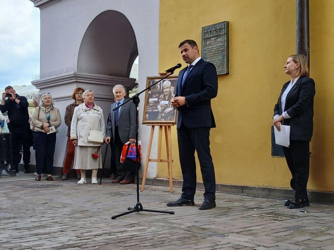 Dokładnie w 5. rocznicę śmierci historyczki, nauczycielki, przewodniczki, fotografki i regionalistki, na ścianie kamienicy pierzei zachodniej Rynku Wielkiego odsłonięto tablicę pamiątkową poświęconą Bogumile Sawie.