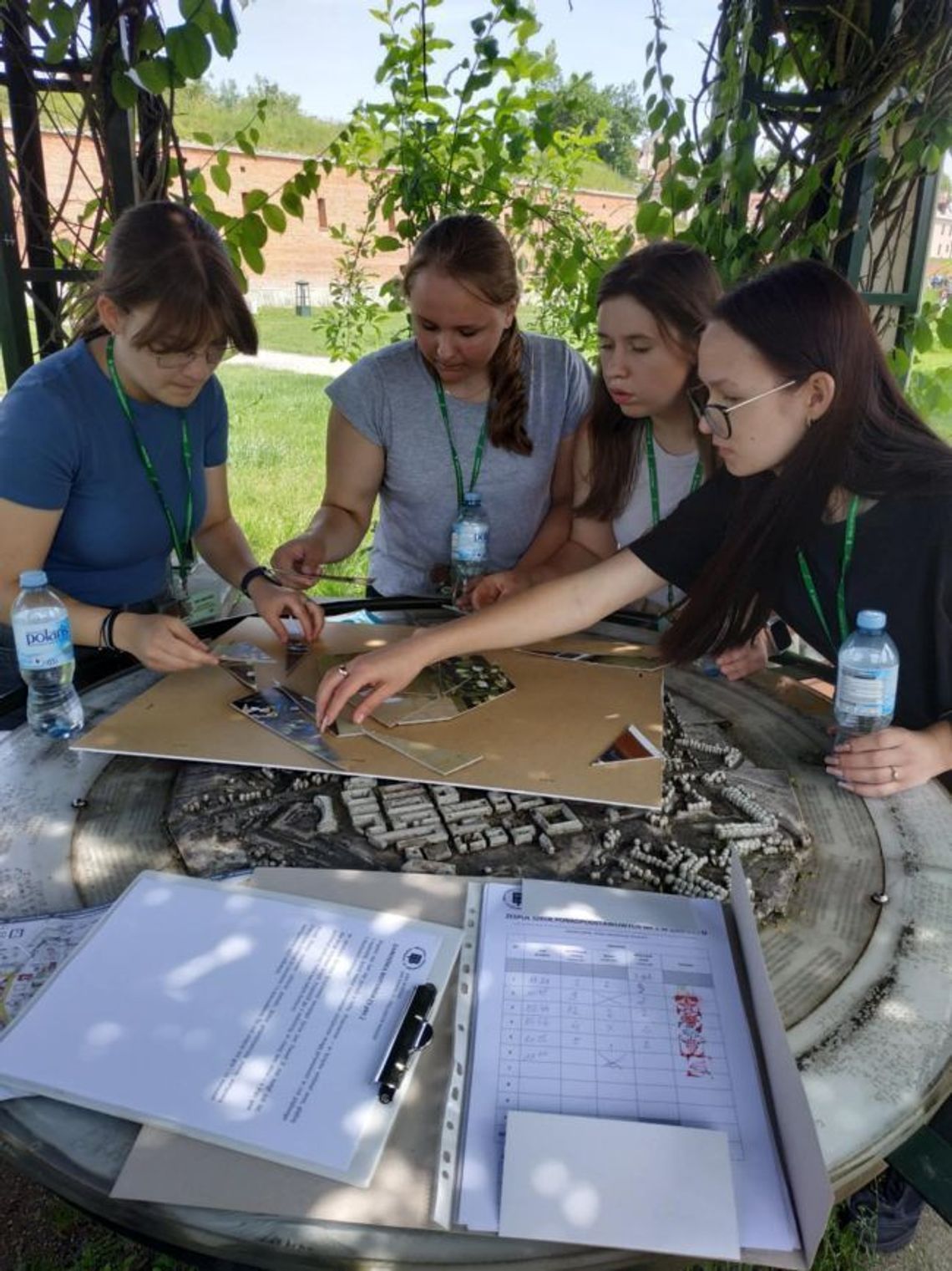 Zamość: Papieska gra miejska dla dzieciaków z podstawówki W celu upamiętnienia św. Jana Pawła II Biblioteka Pedagogiczna w Zamościu zaprosiła 10 czerwca uczniów miejscowych szkół ponadpodstawowych do udziału w grze miejskiej.