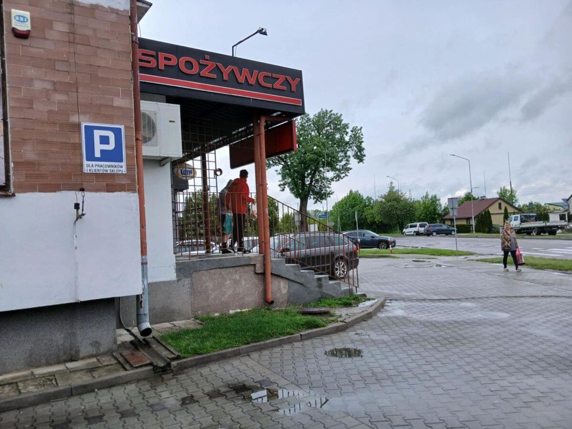 Przy ul. Powiatowej w Zamościu kierowcy parkują, gdzie popadnie.