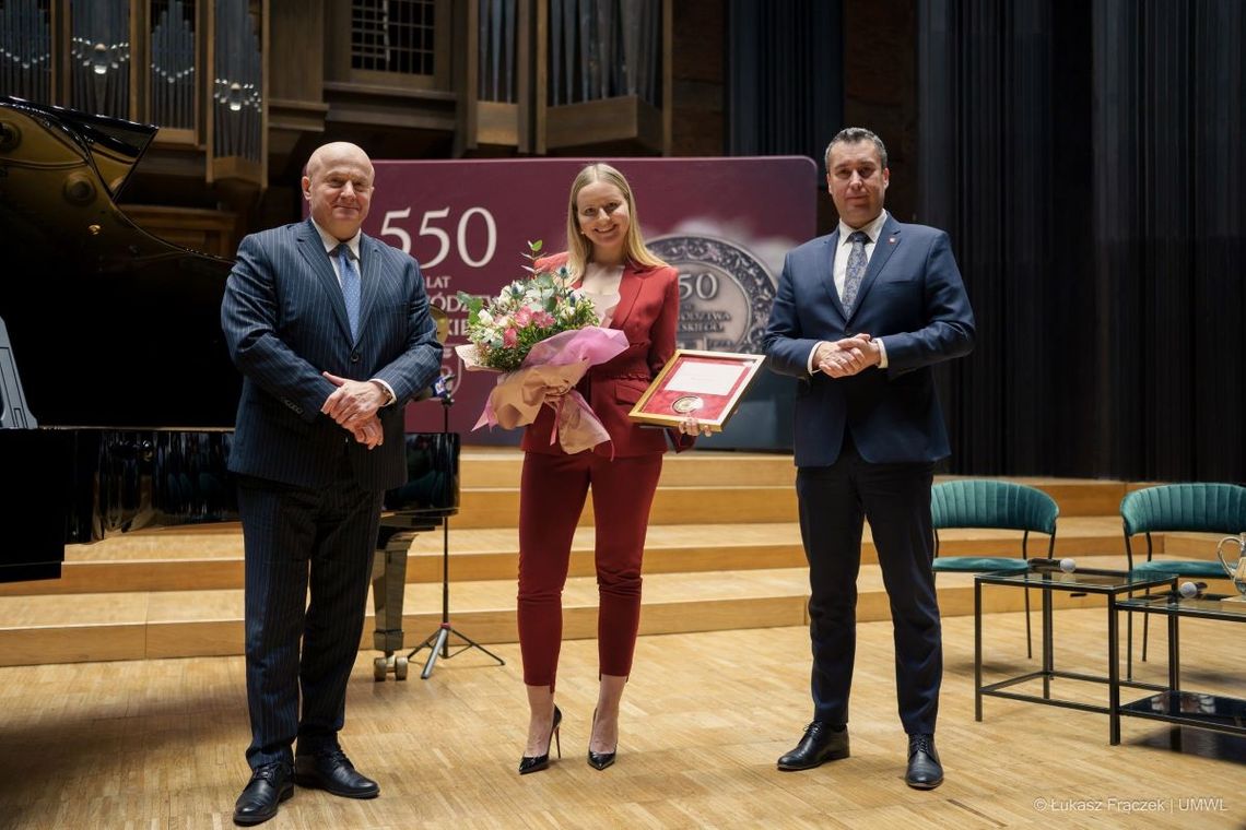 Pochodząca z Zamościa światowej sławy pianistka Klaudia Kudełko otrzymała z rąk marszałka województwa lubelskiego Jarosława Stawiarskiego i członka zarządu Marcina Szewczaka Medal 550-lecia Województwa Lubelskiego.