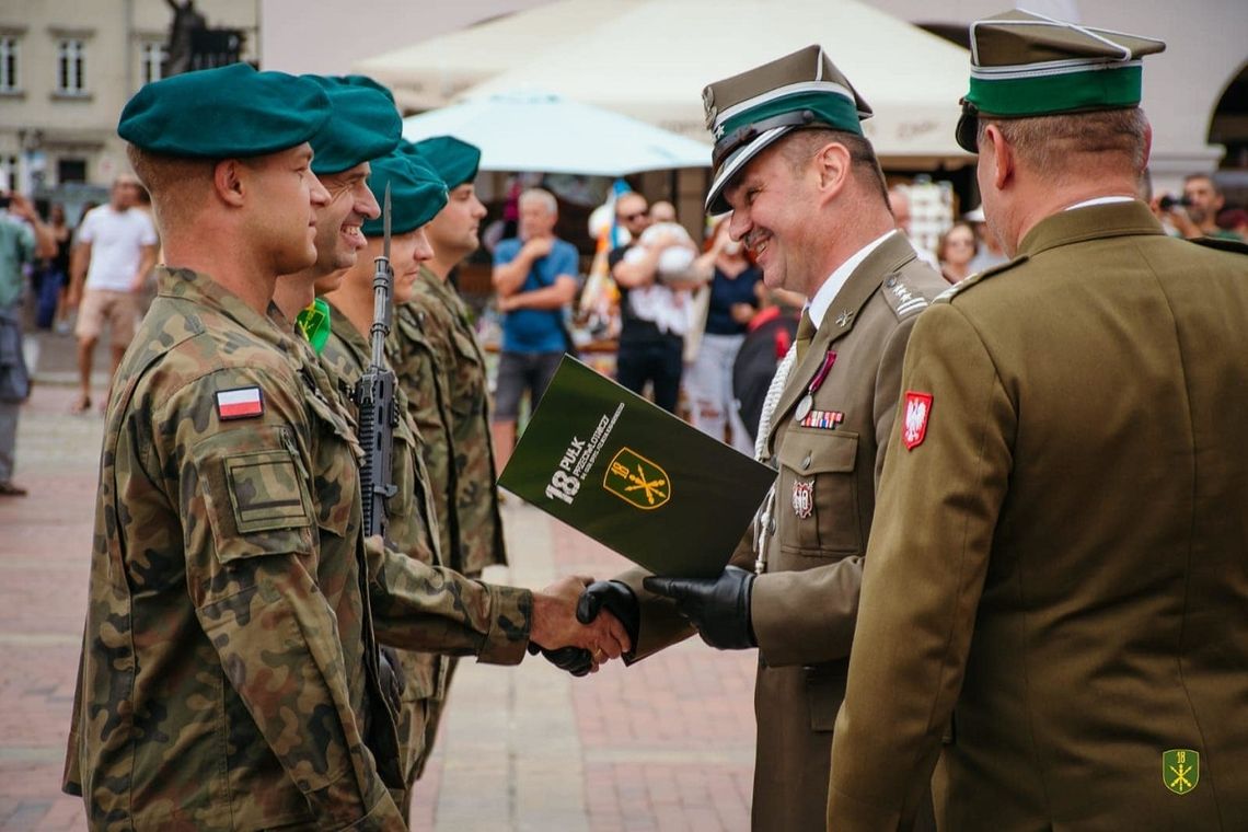 W trakcie wydarzenia dowódca jednostki wręczył swoim żołnierzom listy gratulacyjne, odznaczenia oraz awanse na wyższe stopnie wojskowe.