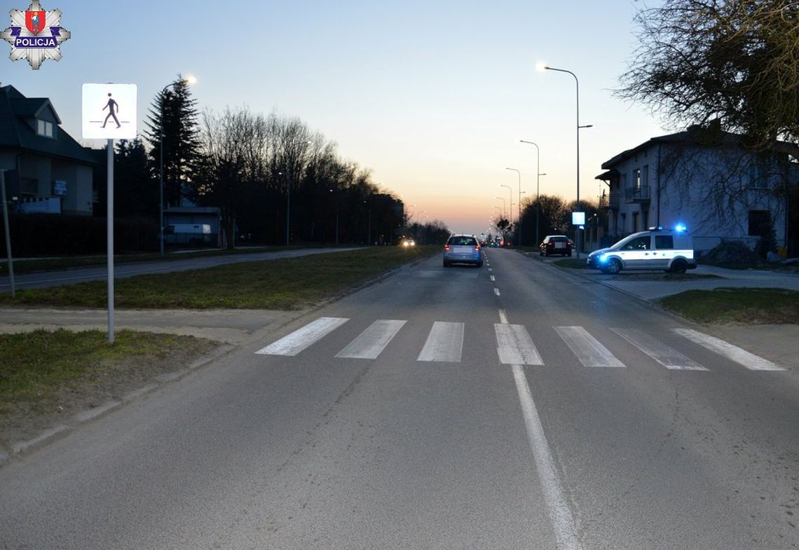 Zamość: Piesza potracona na przejściu. Zabrano ją do szpitala 68-letnia piesza przechodząc przez oznakowane przejście dla pieszych na ul. Wyszyńskiego w Zamościu, została potrącona przez kierującą pojazdem m. Hyundai.