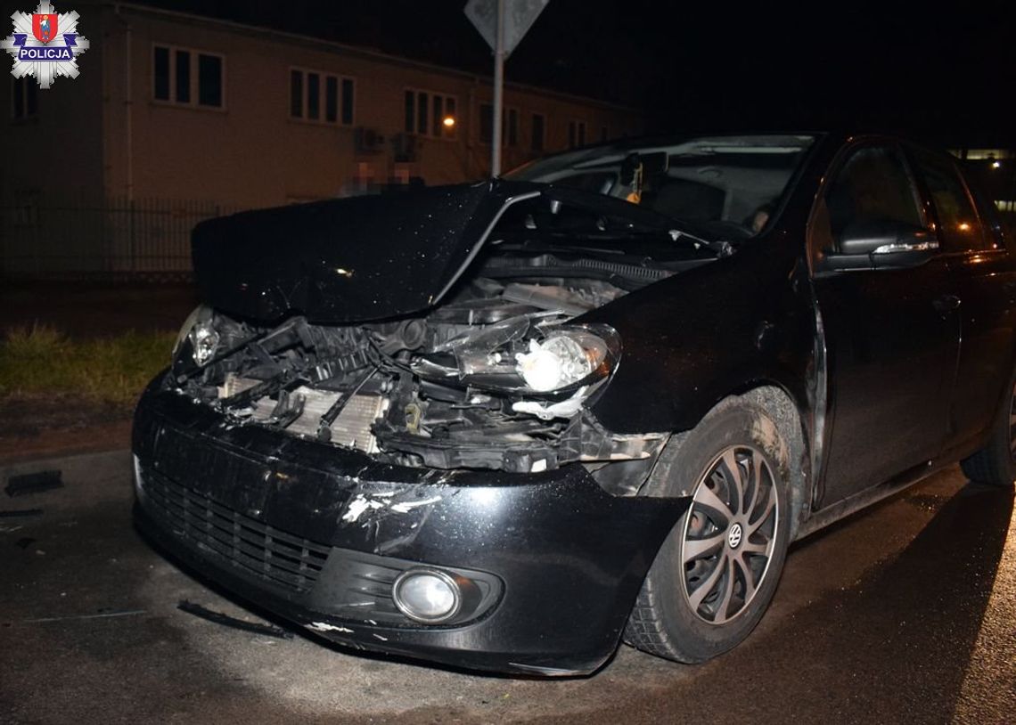 Rozbity volkswagen na miejscu wypadku w Zamościu.