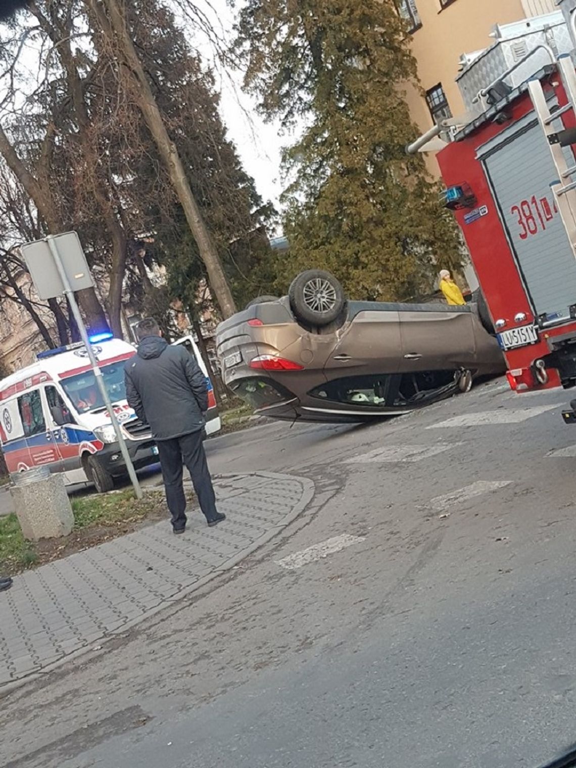 Zamość: Po zderzeniu z oplem hyundai dachował na skrzyżowaniu ul. Partyzantów i Orlicz-Dreszera