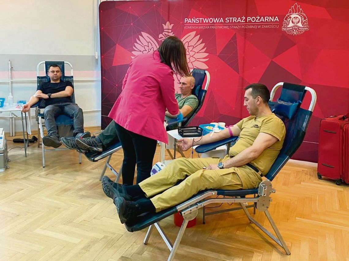 Krew oddaje komendant miejski PSP w Zamościu. Fot. KM PSP w Zamościu