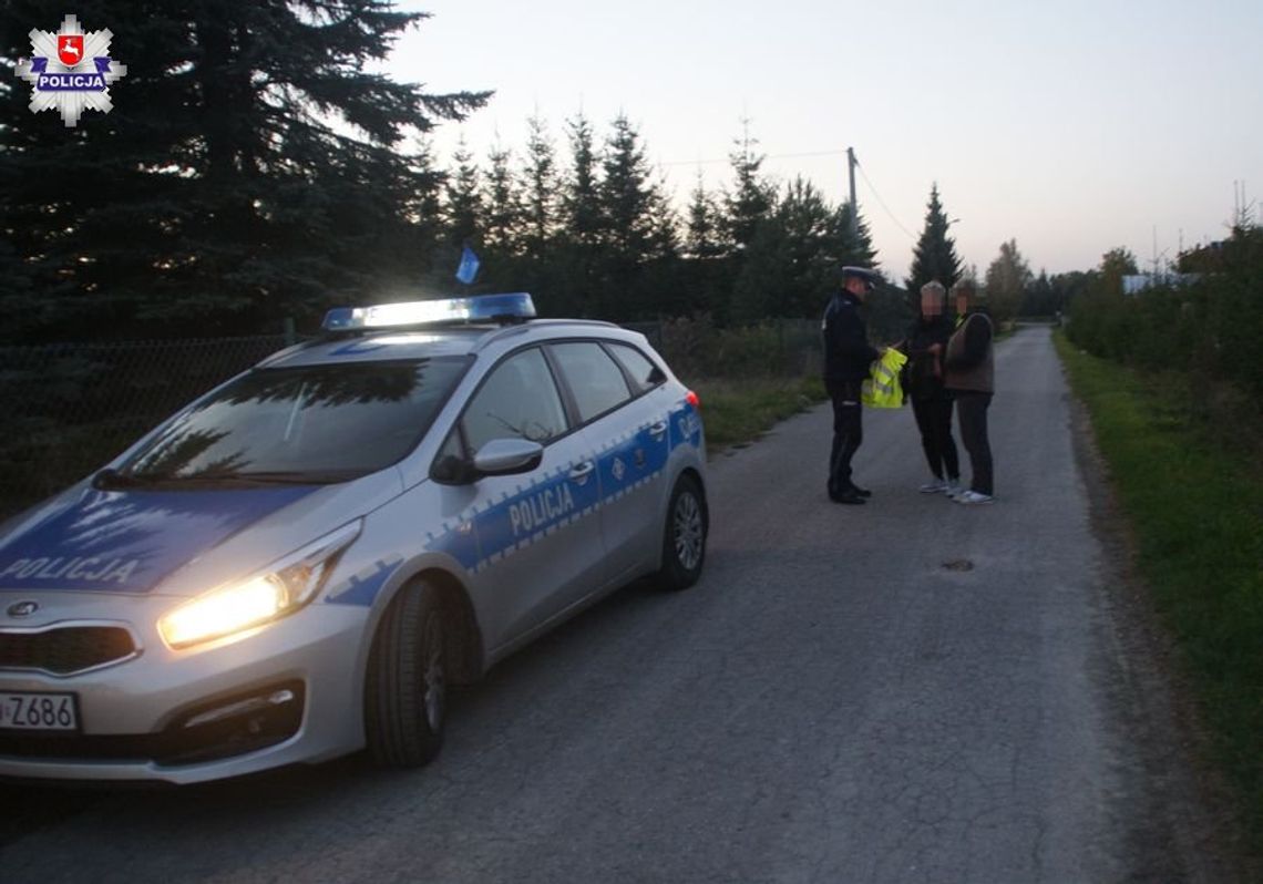 Zamość: Policjanci rozdawali kamizelki odblaskowe