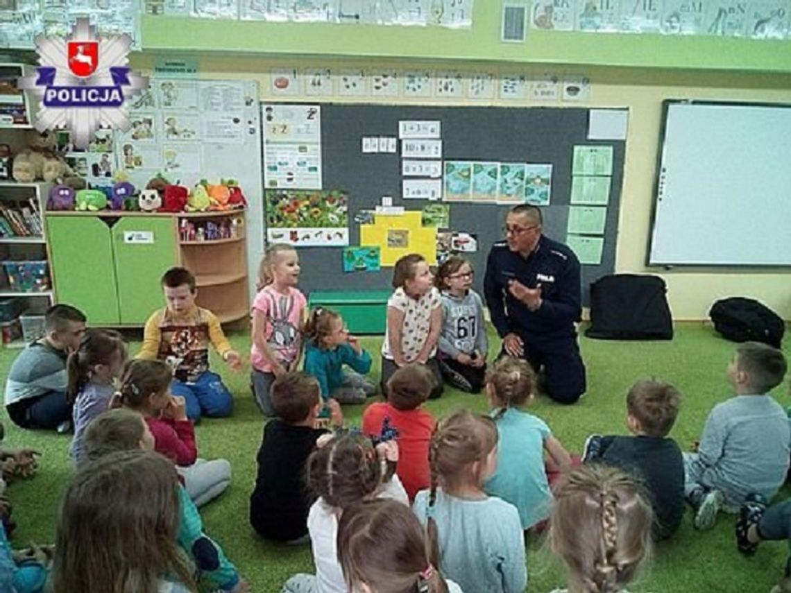 Zamość: Policjant edukował dzieciaki z przedszkola nr 7
