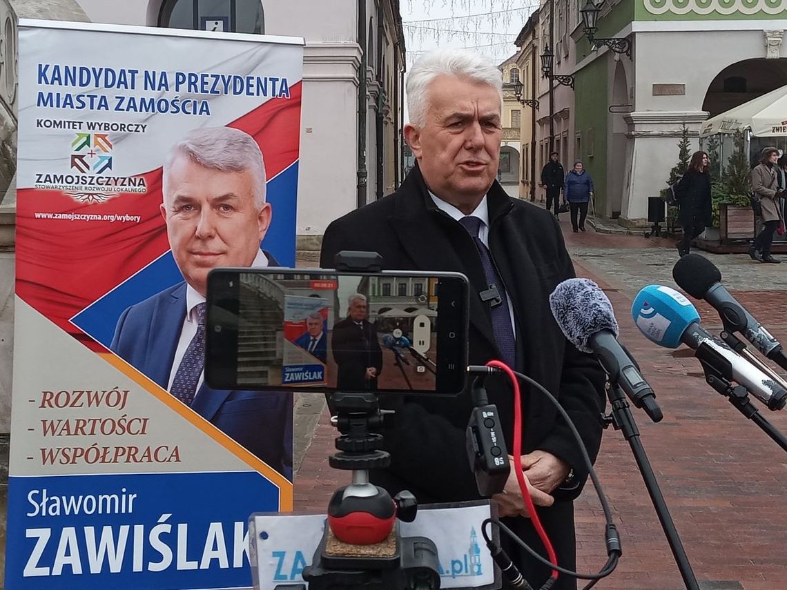 Poseł Sławomir Zawiślak podczas konferencji prasowej w Zamościu.