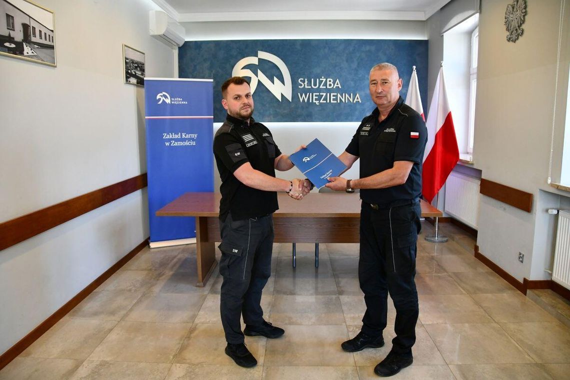 Dyrektor ZK w Zamościu (z prawej) wyróżnił plut. Macieja Buczka.