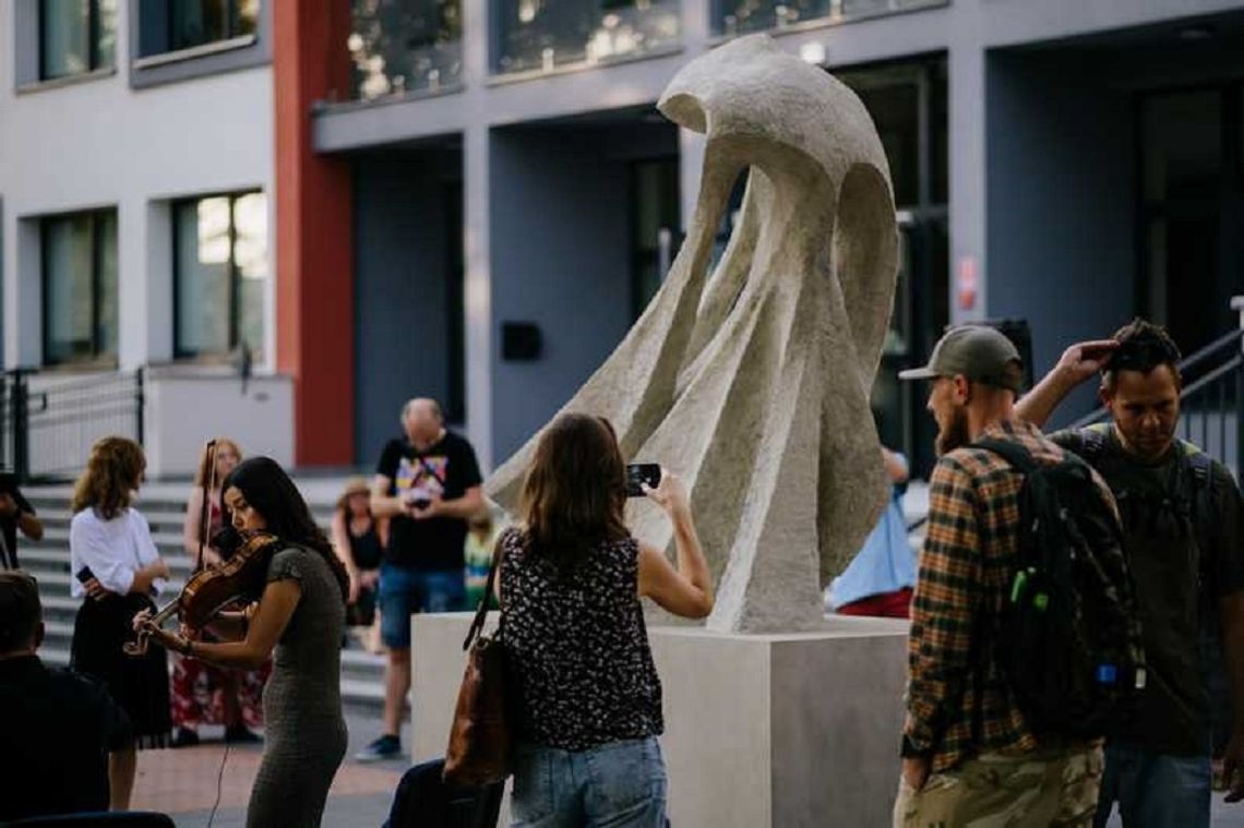 Przed budynkiem Zamojskiego Domu Kultury odbyło się odsłonięcie odnowionej rzeźby „Rybaka” Eugeniusza Pola.