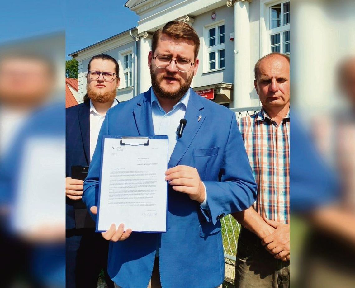 Konfederacja złożyła w zamojskiej delegaturze Kuratorium Oświaty wniosek o przeprowadzenie kontroli w szkołach pod kątem prawidłowego przyjmowania rezygnacji. Fot. Klub Konfederacji Zamość