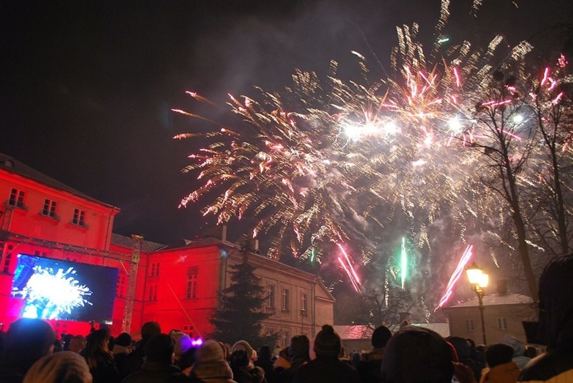 Zamość przywitał Nowy Rok! Sylwester przed Pałacem Zamoyskich (ZDJĘCIA)