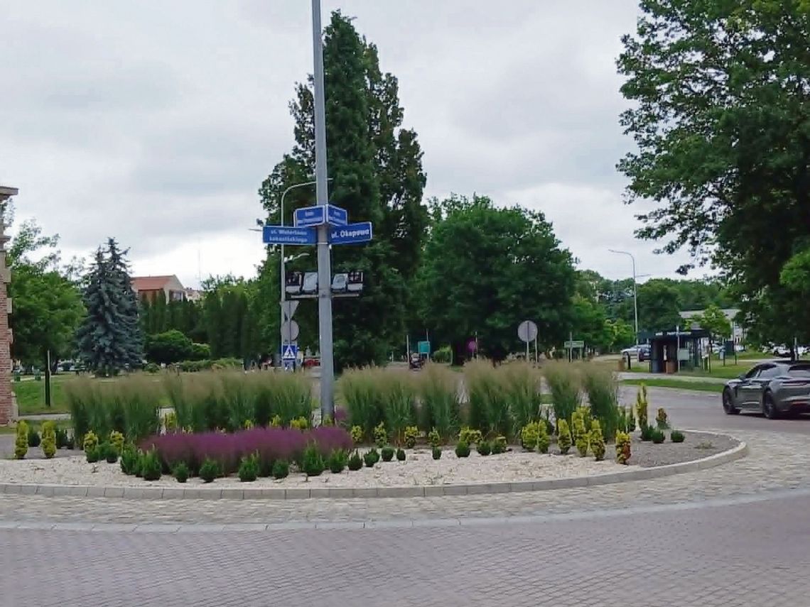 Zamość: Radni alarmują: „Znikające pasy” i przejście wymagające „zeza rozbieżnego” Z relacji radnych wyłania się obraz infrastruktury, która zamiast ułatwiać nawigację, stawia przed kierowcami wyzwania wymagające niemalże „podzielności uwagi ponad normę”. Na zdjęciu: rondo Braci Pomarańskich. Fot. Konrad Sinica