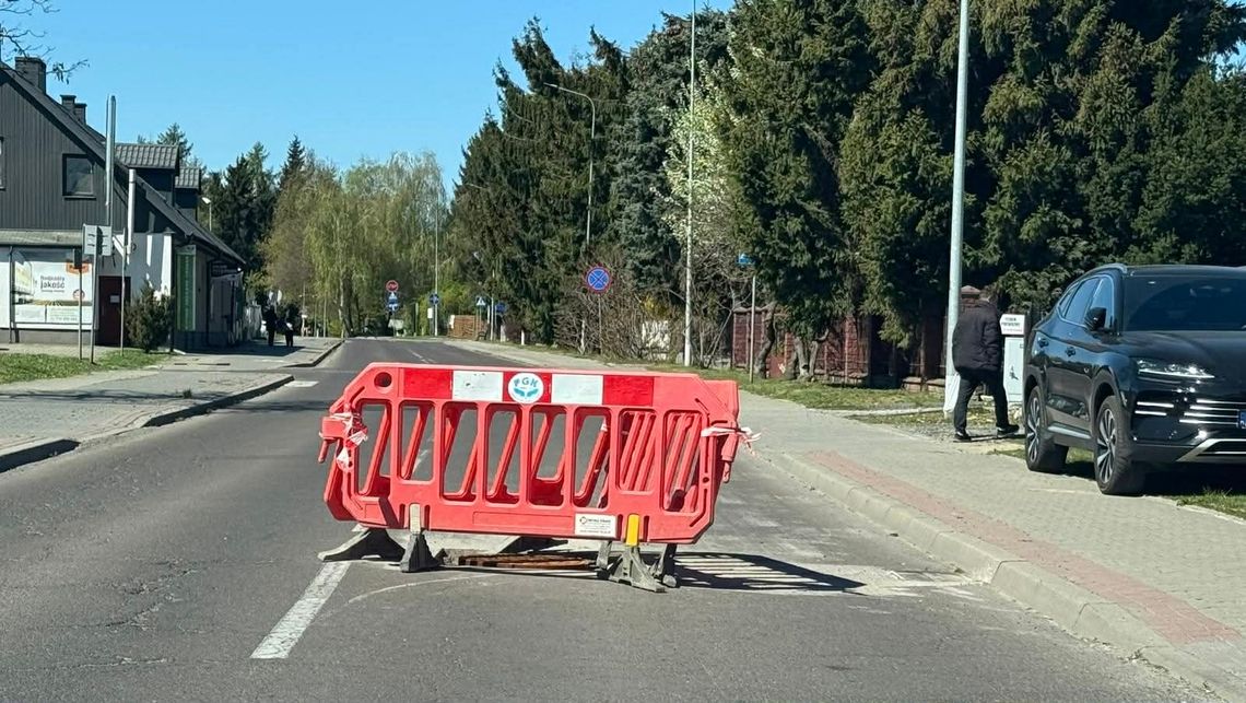 Przedsiębiorstwo Gospodarki Komunalnej w Zamościu rozpoczęło prace nad wyrównywaniem włazów studzienek kanalizacyjnych do poziomu nawierzchni dróg.