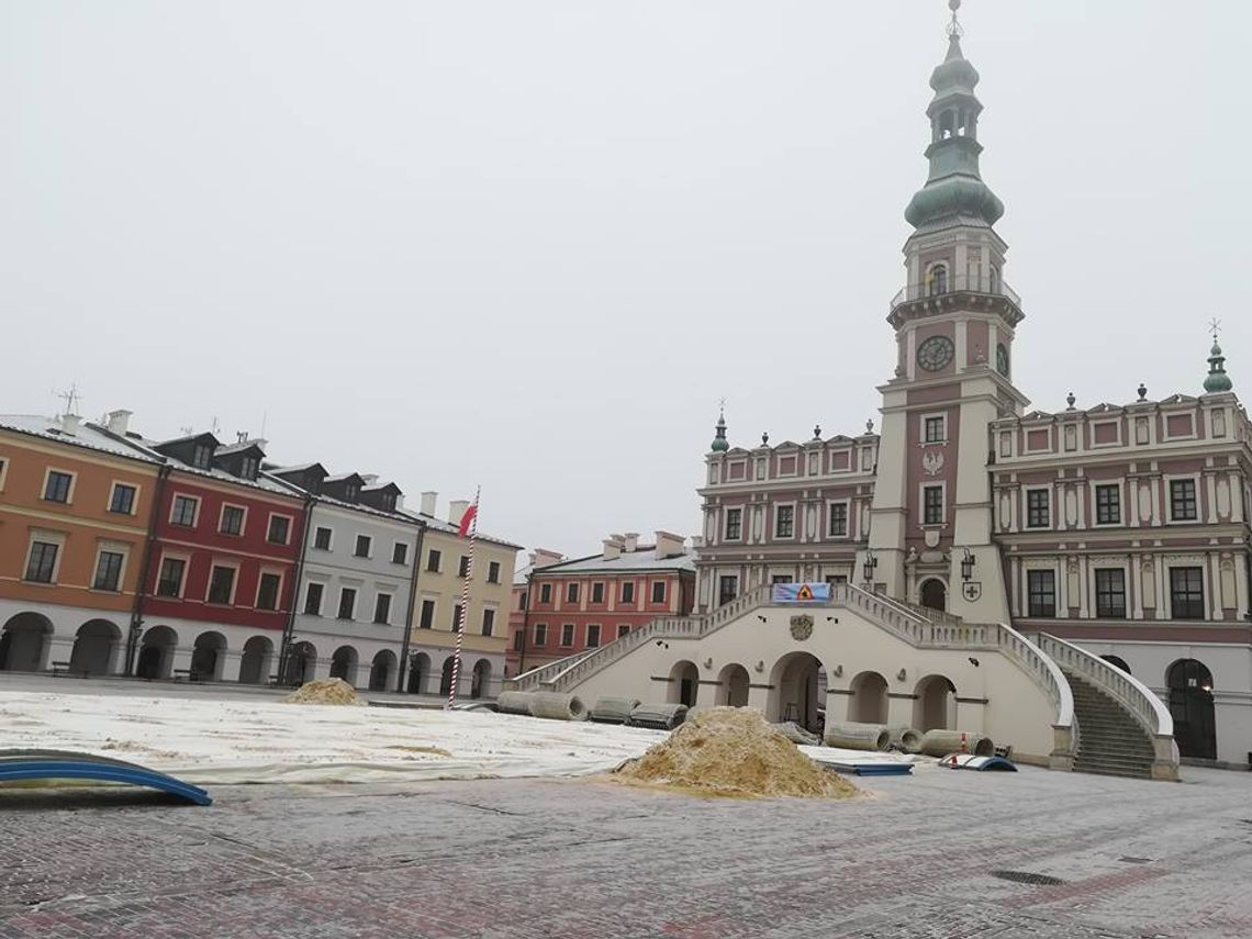 Zamość: Ruszyła budowa lodowiska na Rynku Wielkim