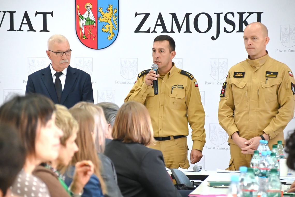 Zamość: Samorządowcy i dyrektorzy szkół szkolili się na wypadek zagrożeń z powietrza Szkolenie pn. „Postępowanie w przypadku występowania zagrożeń uderzeniami z powietrza i uruchamiania syren alarmowych” przeprowadzili funkcjonariusze Komendy Miejskiej PSP w Zamościu.