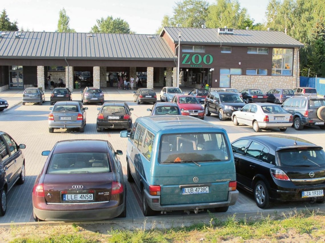 Parking główny przy ul. Szczebrzeskiej 12 w Zamościu.