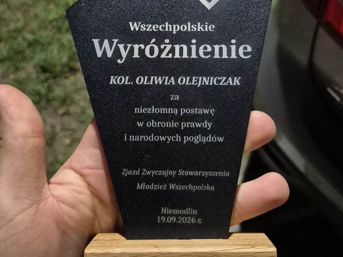 Zamość: Skazana nieprawomocnym wyrokiem Oliwia Olejniczak wyróżniona za „niezłomną postawę” Podczas zjazdu Młodzieży Wszechpolskiej w Niemodlinie pochodzącą ze środowiska związanego z Zamościem Oliwia Olejniczak otrzymała nagrodę za „niezłomną postawę w obronie prawdy i narodowych poglądów”.