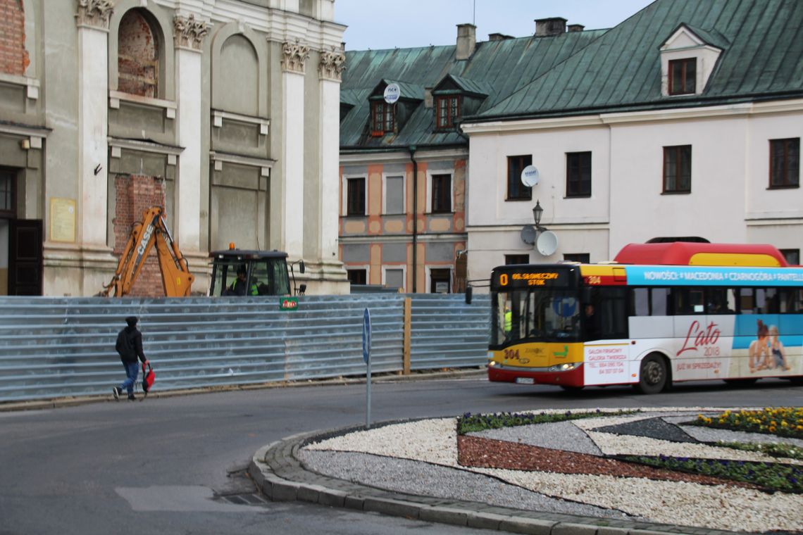 Zamość: Slalomem pomiędzy autami na rondzie Braci Pomarańskich