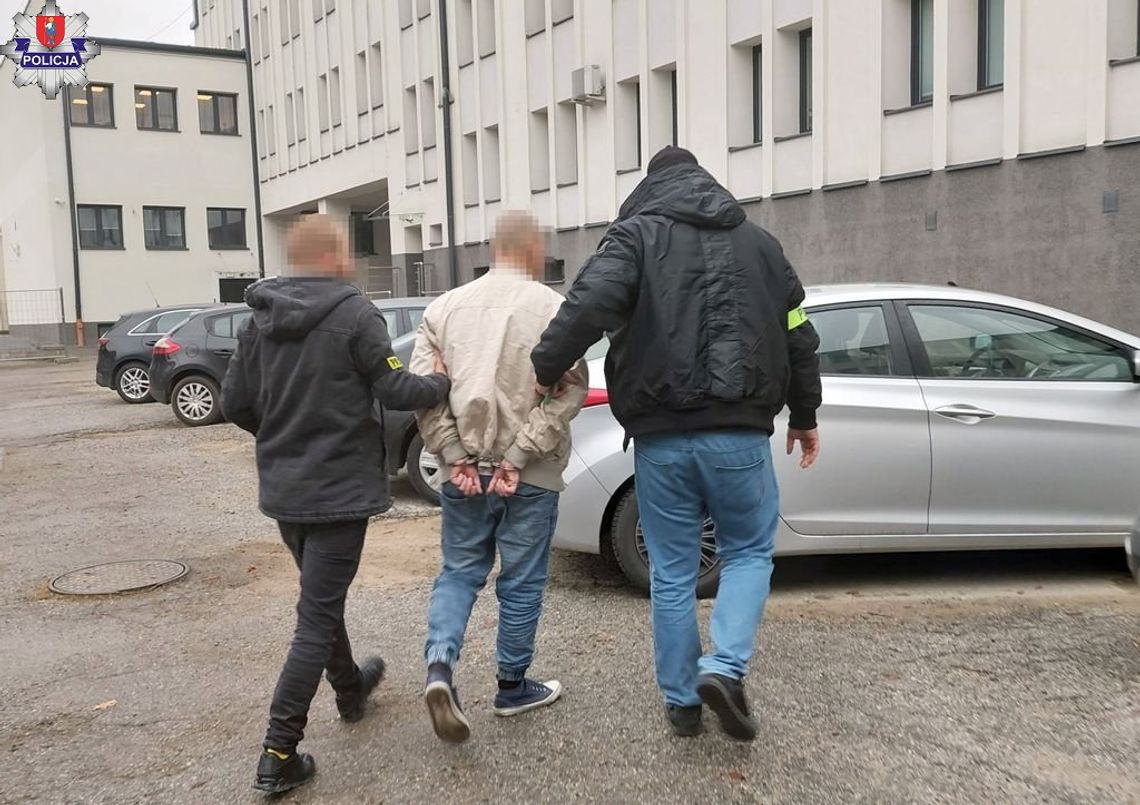 Zatrzymany przez policjantów z Zamościa 50-letni mieszkaniec miasta pod kurtką schowany miał foliowy worek z marihuaną.