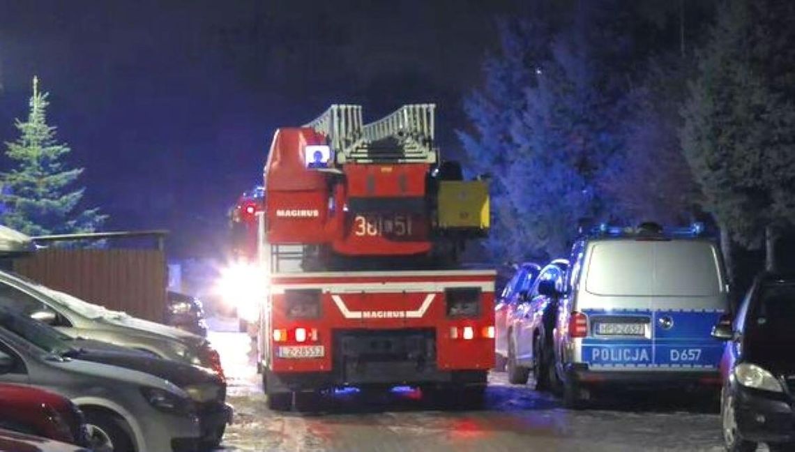 Policjant wydziału patrolowo-interwencyjnego w Zamościu pomógł 77-latce wydostać się z bloku, w którym wybuchł pożar.