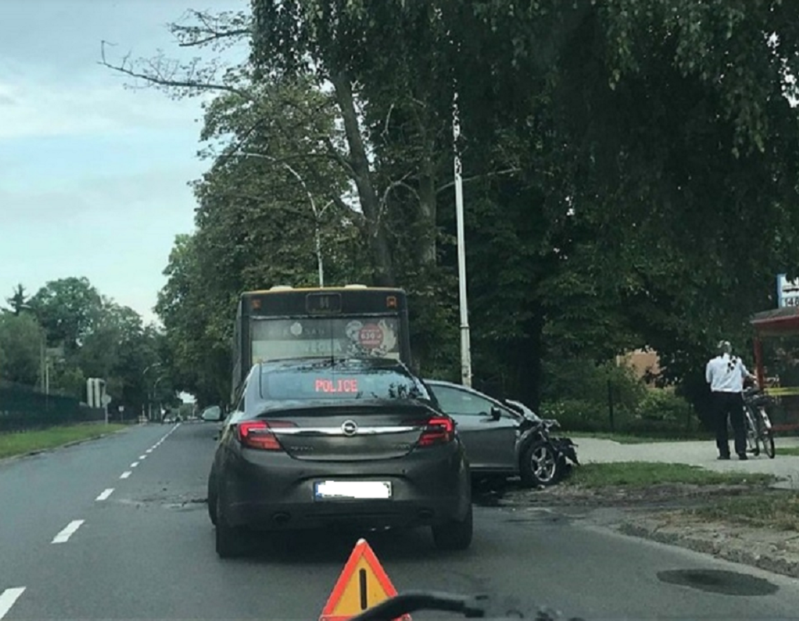 Zamość: Stłuczka na ul. Wojska Polskiego. Seat wjechał w autobus MZK (ZDJĘCIA)