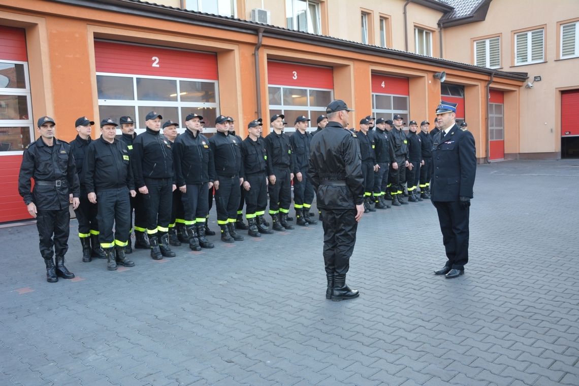 Zamość: Strażacy odśpiewali hymn na 100-lecie niepodległości (ZDJĘCIA)