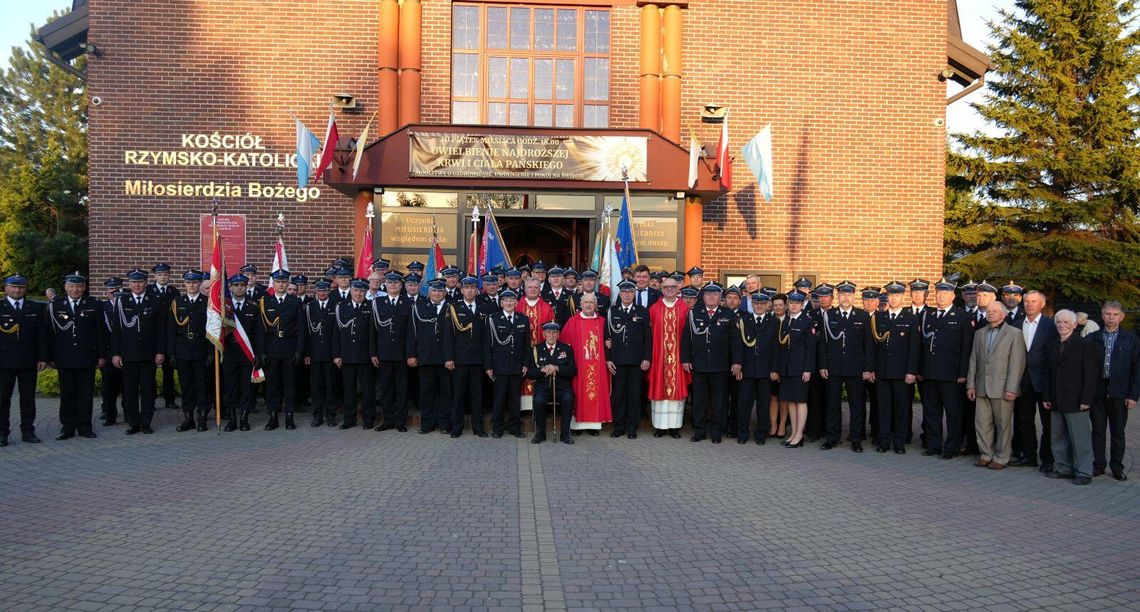 Zamość: Strażacy z całego powiatu zamojskiego modlili się 4 maja w kościele pw. Miłosierdzia Bożego w Zamościu została odprawiona msza święta w intencji zamojskich strażaków z okazji ich święta.