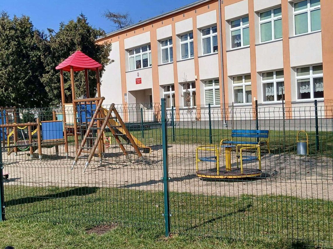 W związku z planowaną budową nowego przedszkola na os. Karolówka miasto chce od 1 września przenieść oddziały przedszkolne do budynku SP nr 8 w Zamościu, czego konsekwencją miałoby być wprowadzenie systemu zmianowego dla uczniów klas 4-6. Rodzice tych ostatnich wyrażają zdecydowany sprzeciw.