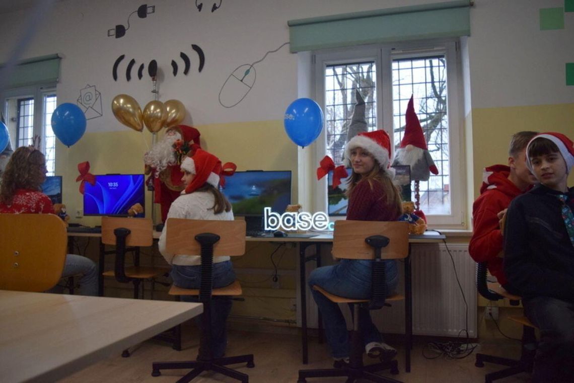 W Szkole Podstawowej nr 7 z Oddziałami Integracyjnymi w Zamościu odbyło się uroczyste przekazanie nowoczesnego sprzętu multimedialnego przez firmę Base w ramach akcji Base4School.