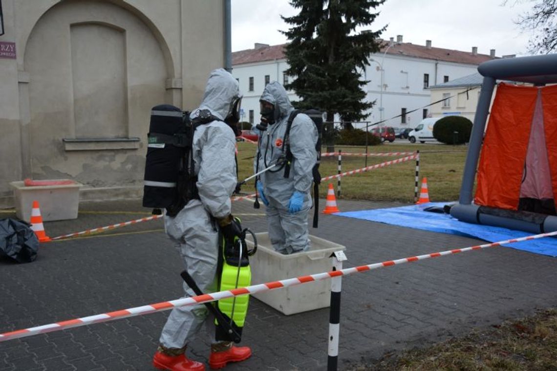 Zamość: Tajemniczy biały proszek w sądzie. Akcja służb ratunkowych (ZDJĘCIA)